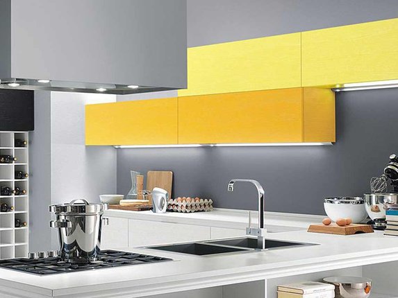 Жёлтый цвет в кухонном интерьере: достоинства и недостатки