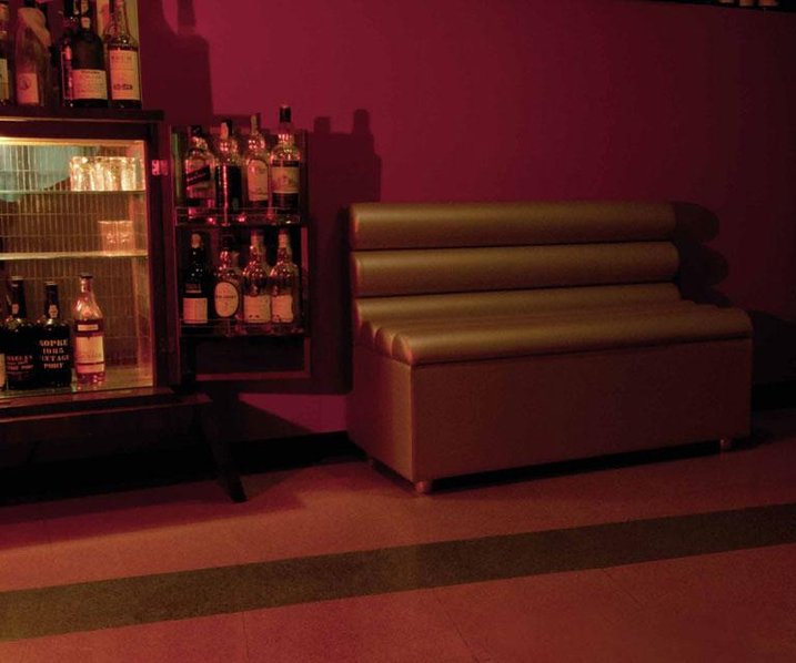 Итальянская мягкая мебель для кафе и ресторанов Club Sofa фабрики Domingo Salotti