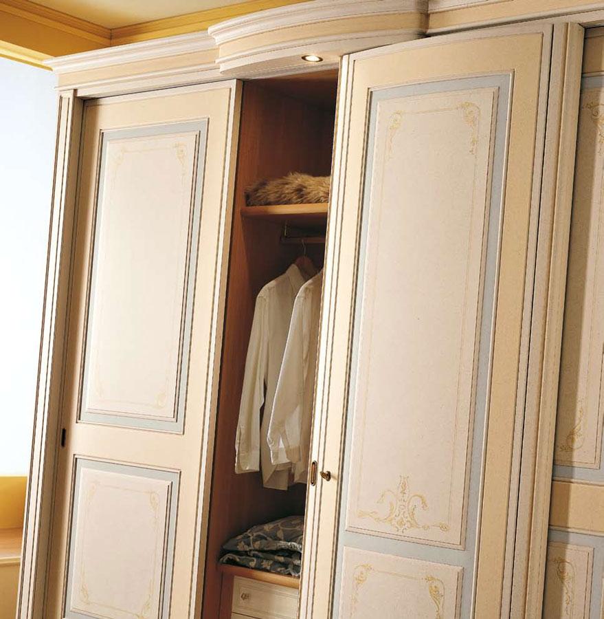 Шкафы для одежды в классическом стиле