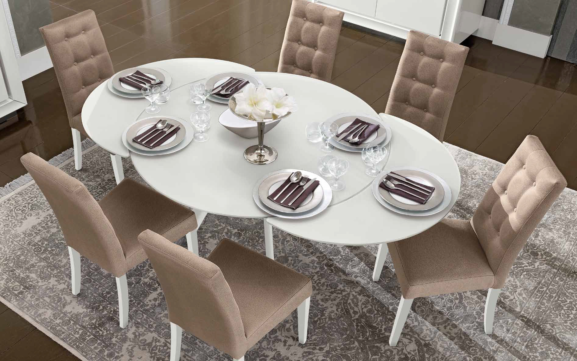 Дизайнерские овальные столы и стулья на кухне