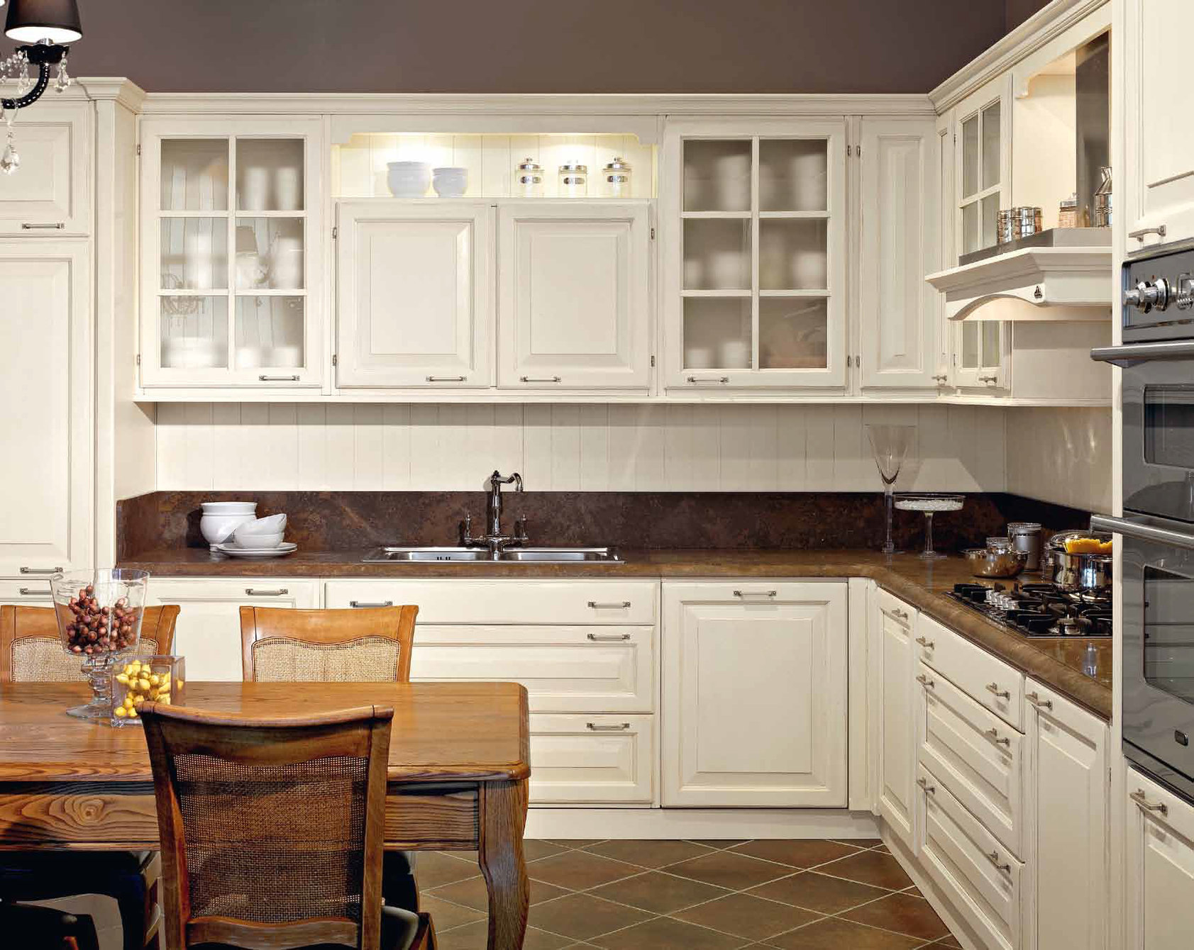 белая кухня неоклассика с деревянной столешницей