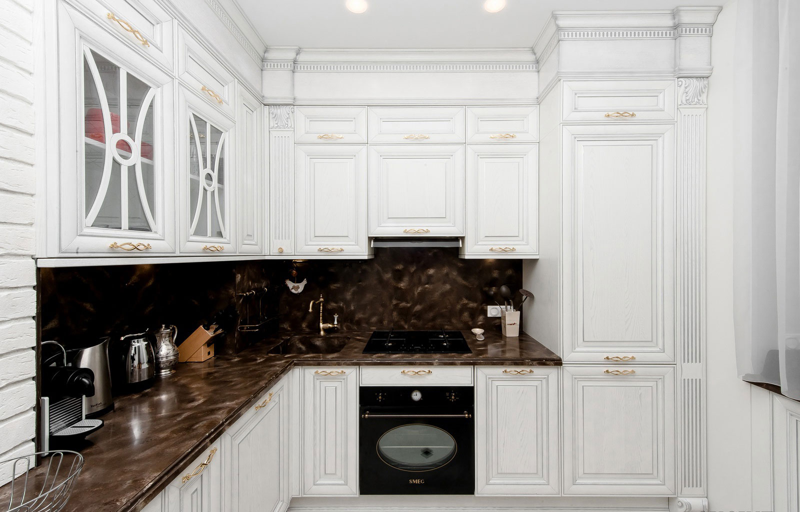белый кухонный гарнитур с коричневой столешницей