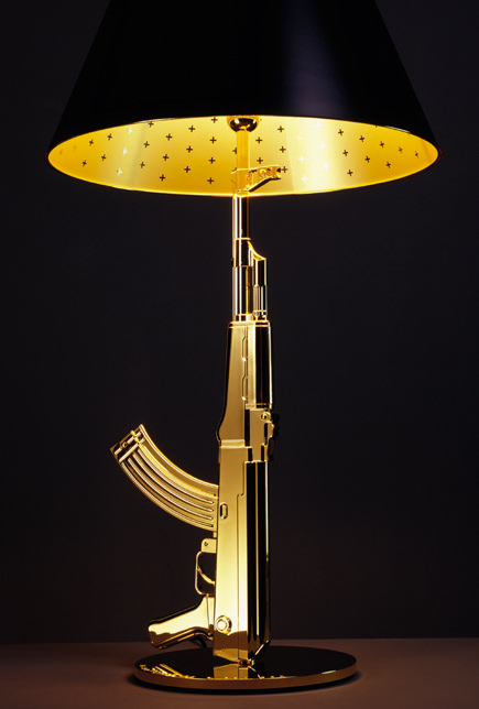 Итальянская настольная лампа BEDSIDE & TABLE GUN фабрики FLOS