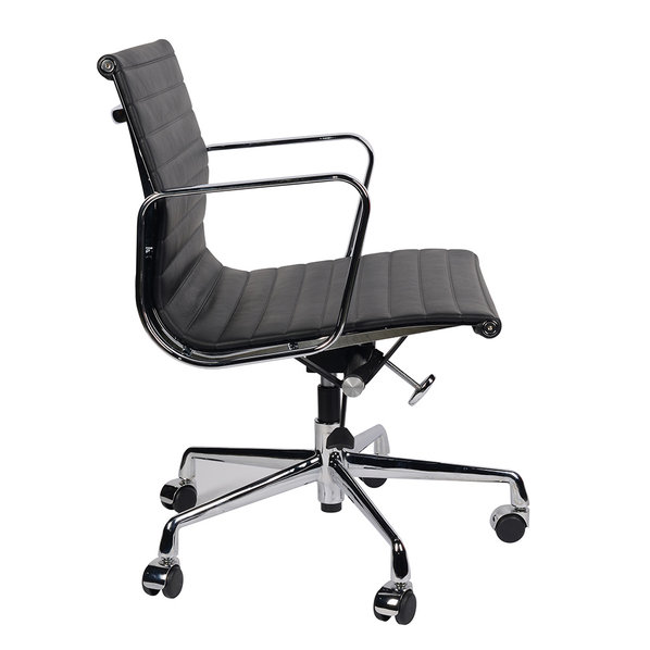 Кресло Eames Style Ribbed Office Chair EA 117 черная кожа от дизайнера CHARLES & RAY EAMES