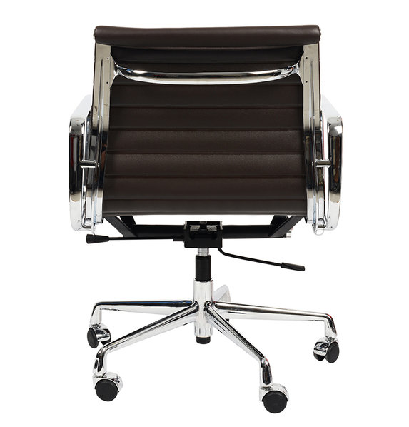 Кресло Eames Style Ribbed Office Chair EA 117 кофейная кожа от дизайнера CHARLES & RAY EAMES
