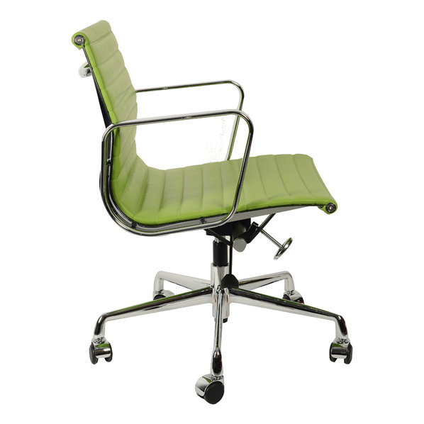 Кресло Eames Style Ribbed Office Chair EA 117 салатовая кожа от дизайнера CHARLES & RAY EAMES