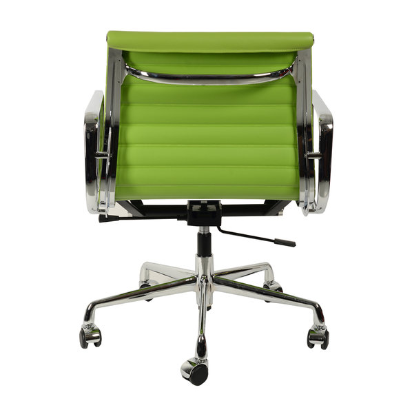 Кресло Eames Style Ribbed Office Chair EA 117 салатовая кожа от дизайнера CHARLES & RAY EAMES