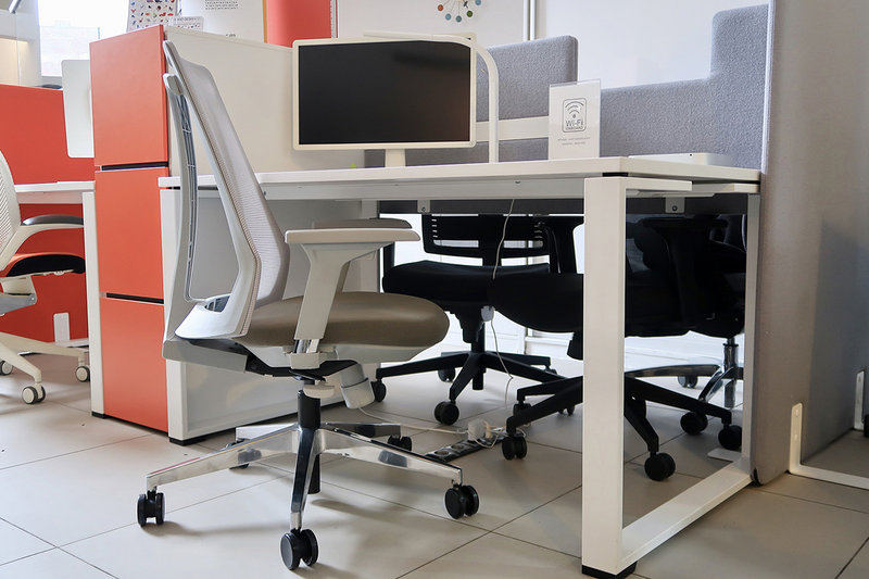 Офисное кресло Air-Chair серый пластик, хром. база от студии дизайна BARTOLI DESIGN