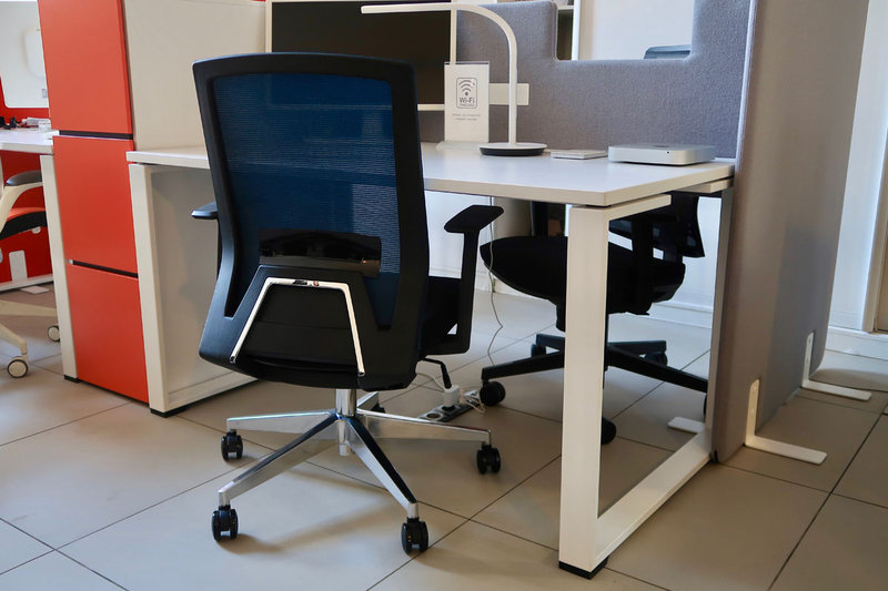 Офисное кресло для персонала Genova темно-синяя сетка от дизайнера NIKE AO