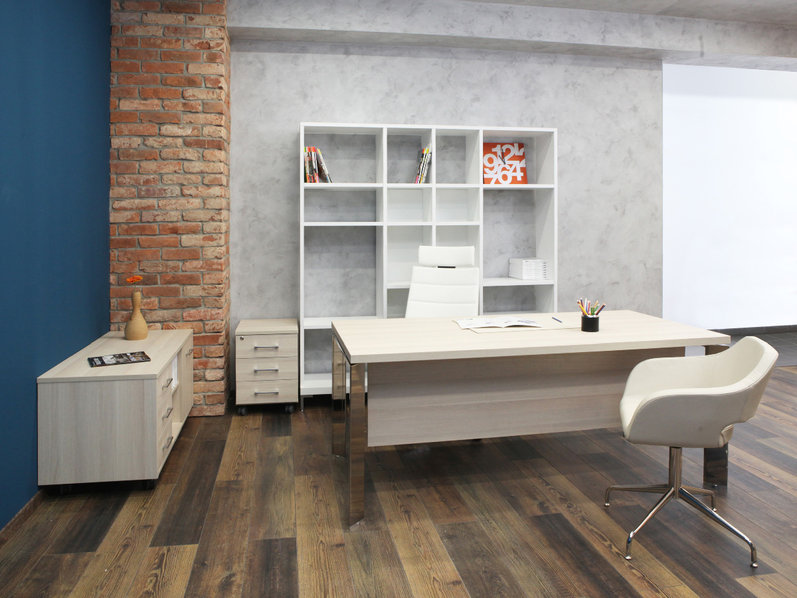 Офисный стол Fermo Light 160 см хромированные опоры от дизайнерской студии Profoffice