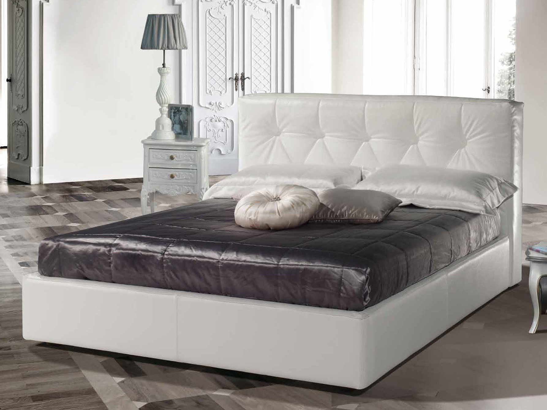 Кровать выставочный образец. Кровать epoque Fabiola. Кровать Эпока Италия. Производители кроватей. Tre ci мебель для спальни Италия.