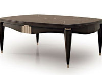 Прямоугольный столик с узором елочкой и декором