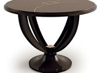 Круглый столик с узором елочкой и декором