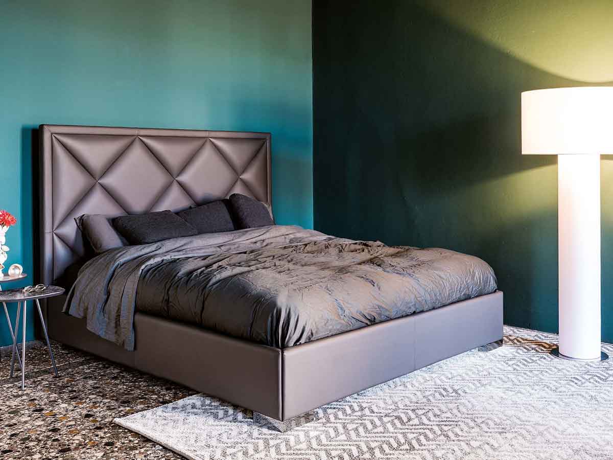 спальня кровать с мягким изголовьем современный дизайн