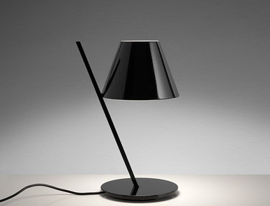 Итальянская настольная лампа La Petite Black фабрики ARTEMIDE