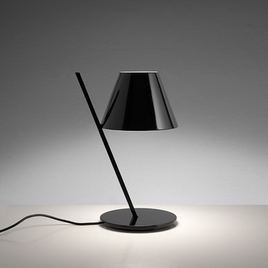 Итальянская настольная лампа La Petite Black фабрики ARTEMIDE