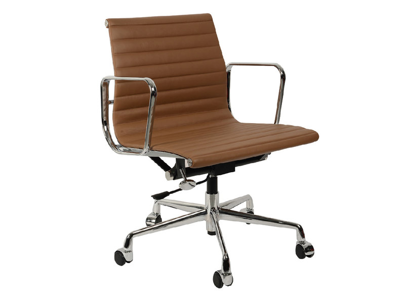 Кресло Eames Style Ribbed Office Chair EA 117 коричневая кожа от дизайнера CHARLES & RAY EAMES